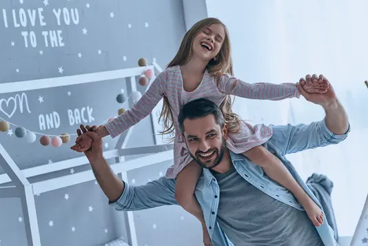 Vater tanzend mit Tochter